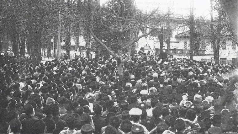 Görsel 3 Hansaray müzeyinin açılışında çıqışta olğan Noman Çelebicihan Efendi