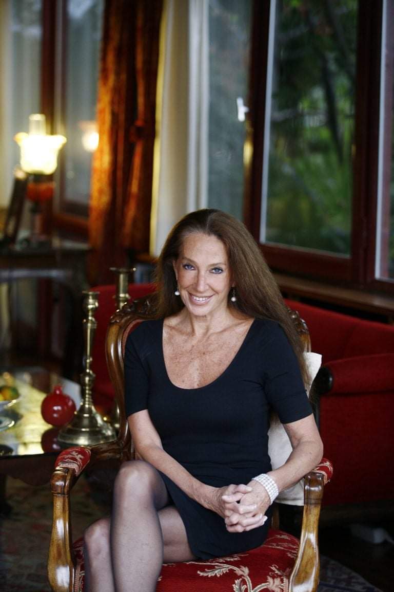 Evinde siyah elbise ile