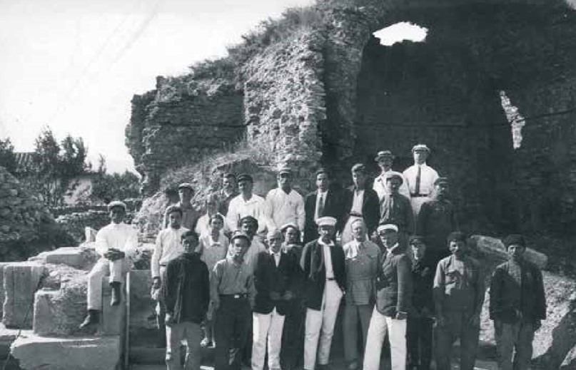 Görsel 5. 1926 senesinde Eskiqırımda Uluğ Ordadan qalğanlarnı teşkeren Qırımtatar arheologiya ekspeditsyası