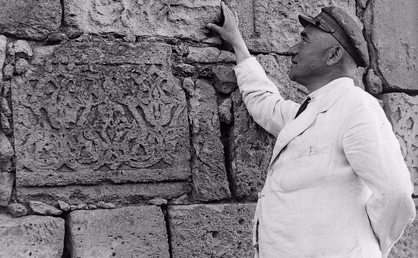 Görsel 6. Osman Nuri Aqçoqraqlınıñ Çufutqaledeki ekspeditsiyasından bir fotografiya